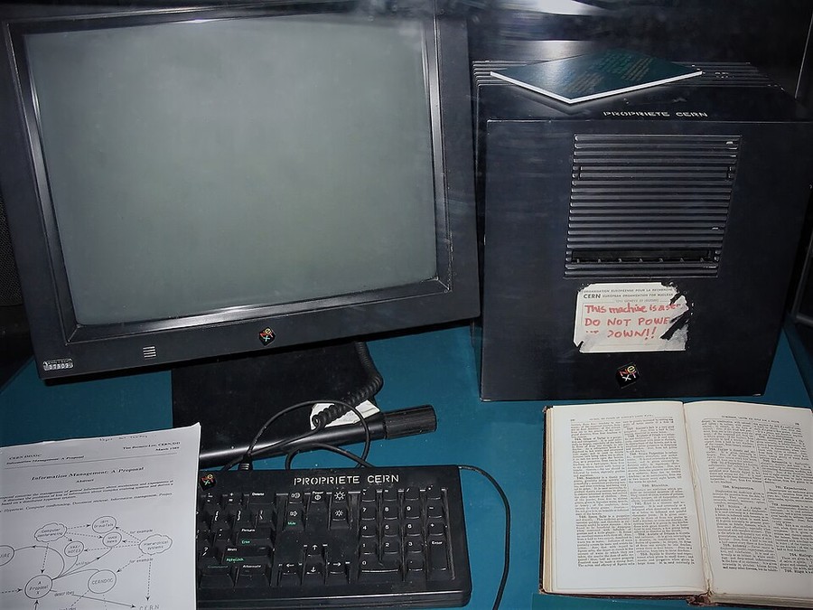 The NeXT computer used by Tim Berners-Lee as the first Web server, displayed at CERN in 2005.