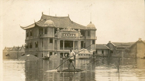 Hankou's city hall surrounded by water during the 1931 floods.