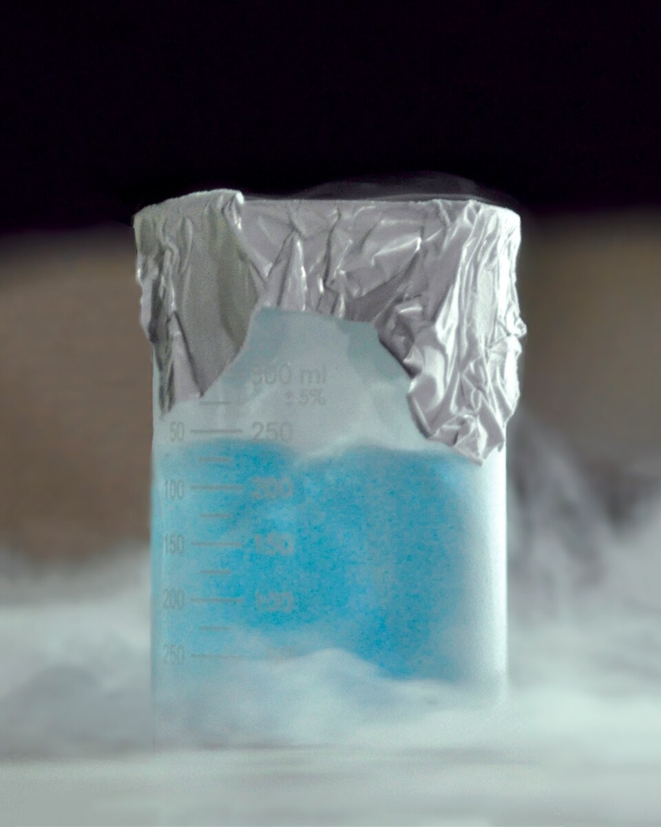 Liquid oxygen in a modern photograph; an illustration of the substance, not of the eighteenth-century experiments.